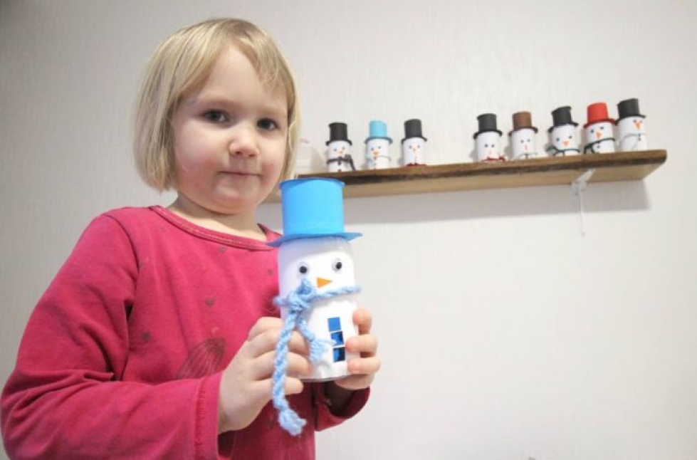 Milma Rissanen esitteli lumiukkonsa, jonka hattu on kauniisti vaaleansininen.