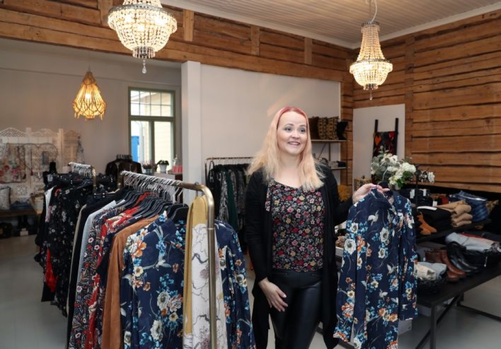 Yksi uuden Korttelinkulman myymälöistä on vaate- ja lifestyleputiikki Boutique Glamour. Kuvassa myyjä Katja Timonen.