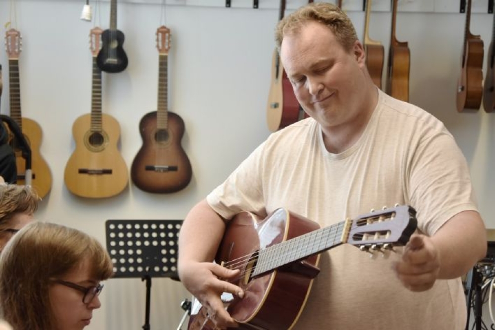 Petri Hirvonen viritti lukion tunnilla kitaran valmiiksi. Lukion oppilas Lotta Anttila käytti viritysääntä varten mobiilisovellusta. 