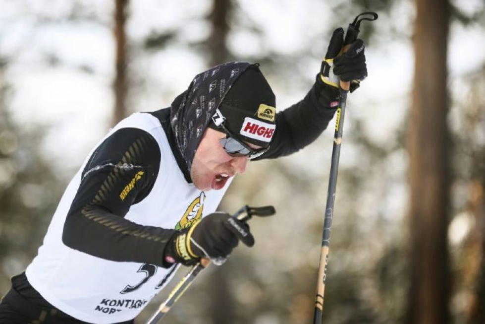 Kimmo Kymäläinen hiihtää Pärnävaaralla lauantaina.