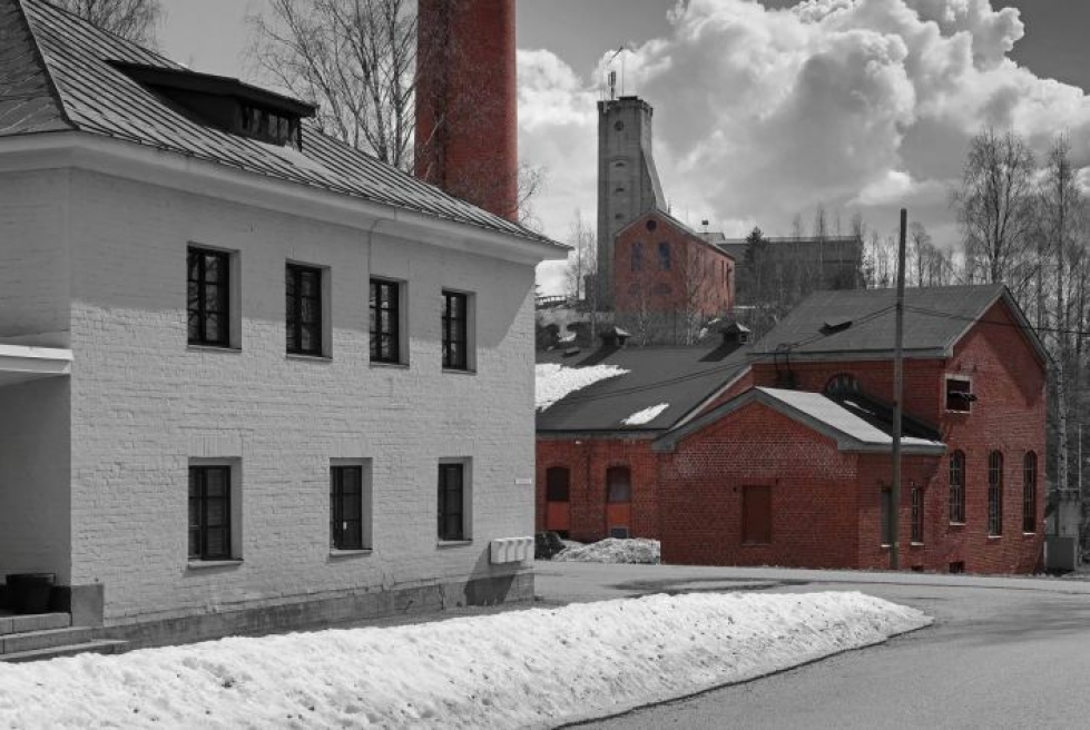 Outokummusta syntyisin oleva Pekka Piiparinen on valokuvannut kaivoskaupunkia vuosina 1995-2018. Näyttelyssä on sekä filmi- että digikameralla otettuja kuvia.