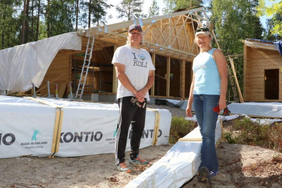 Hannu ja Seija Naumanen rakentavat loma-asuntoa Pielisen rannalle Kolin Hattusaaressa.