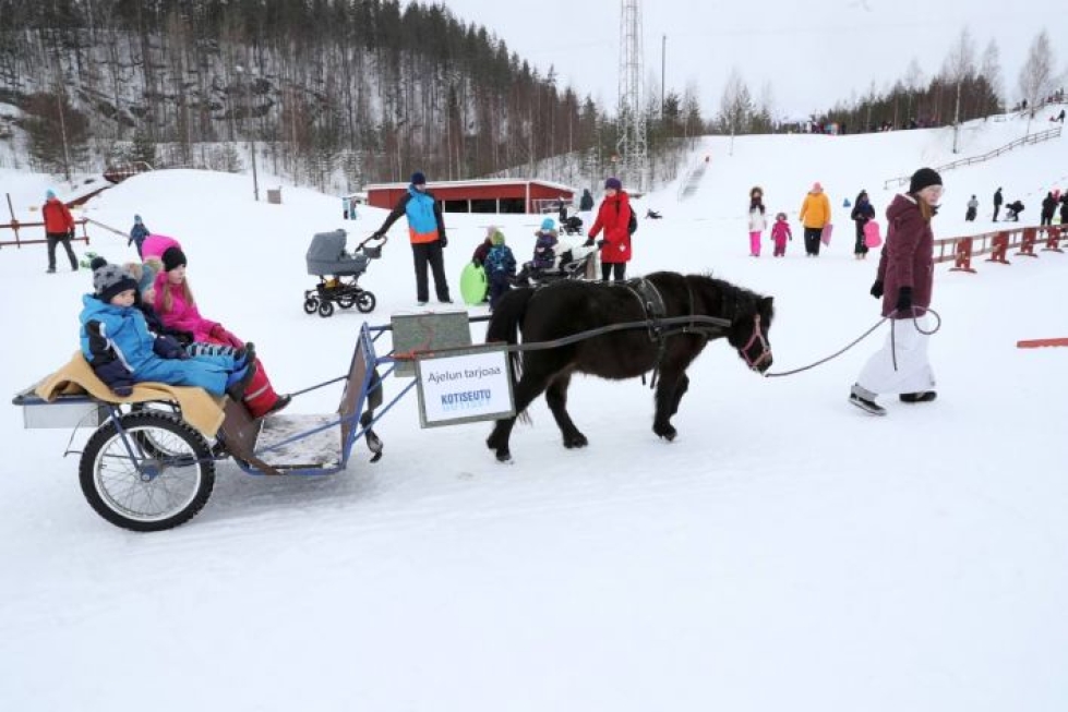 Joel Lajunen, Tino Vainikainen ja Aino Jääskeläinen pääsivät poniajelulle Pärnävaaran talviriehassa.