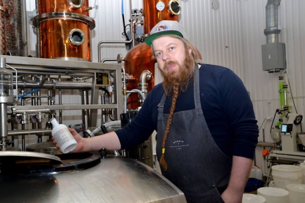 Tuotantopäällikkö Asko Ryynänen kertoo, että alkoholiton kaurapohja väkevöitetään ginillä. Maut sekoitetaan ja naitetaan toisiinsa tässä tankissa.