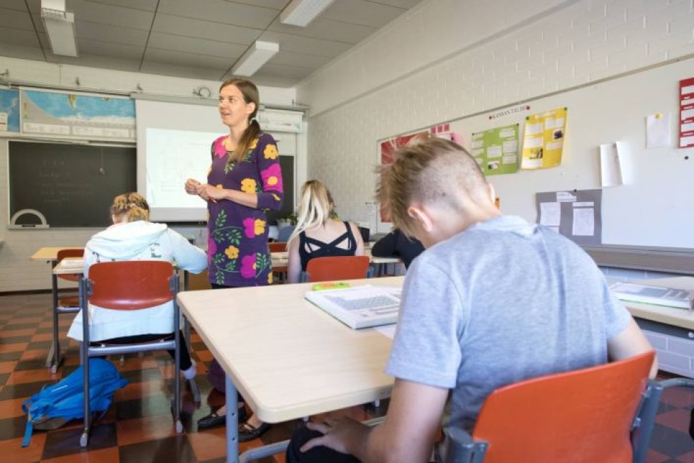 Matemaattisten aineiden opettaja Noora Keronen kävi itsekin koulunsa Siikasalmella. Nyt hän on aloittamassa seitsemättä syksyään opettajana.