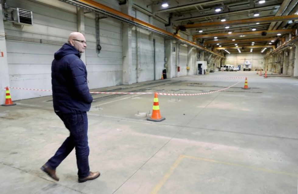 Entisissä konepajan tiloissa näyttää vielä karulta, mutta liikuntajohtaja Timo Heinonen odottelee suurella mielenkiinnolla Sirkkalan tulevia vapaa-ajantiloja.