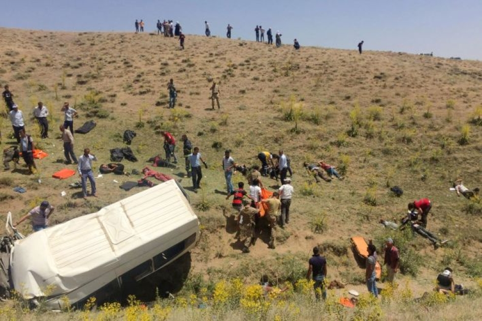 Kaksikymmenpaikkaiseen bussiin oli ahtautunut 67 matkustajaa. Pelastustyöntekijät ja turkkilaiset sotilaat riensivät auttamaan onnettomuuden uhreja. LEHTIKUVA / AFP
