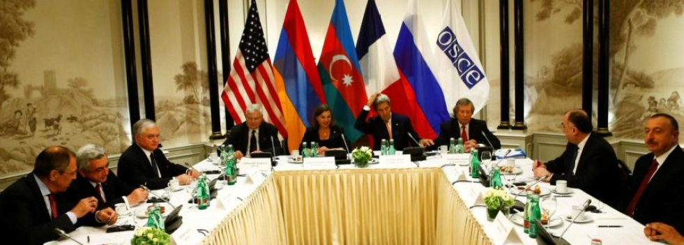 Armenian, Azerbaidzhanin, Yhdysvaltojen ja Venäjän edustajat istuivat samaan pöytään Wienissä. LEHTIKUVA/AFP