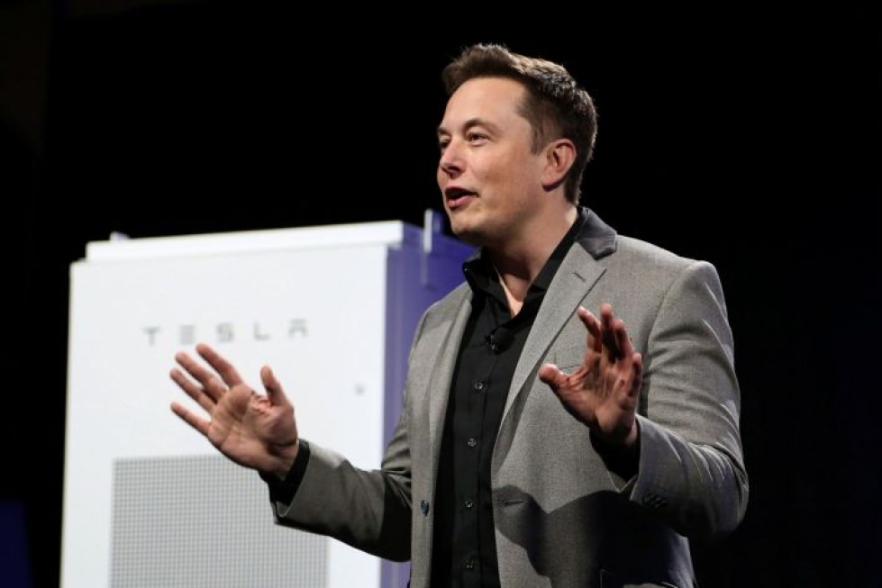 Teslan toimitusjohtaja Elon Musk sanoi odottavansa, että uutta ohjaustekniikkaa käyttävät Teslat voivat saada tarvittavat liikennöintiluvat tietyillä alueilla jo ensi vuoden aikana. LEHTIKUVA/AFP