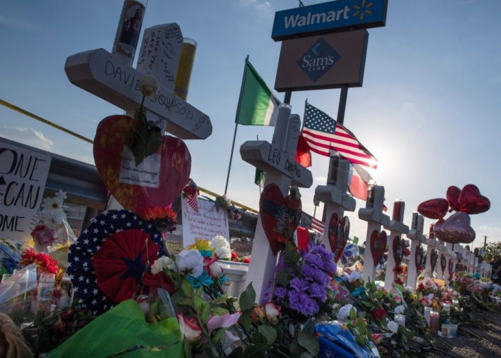 El Pason lauantaisen joukkoampumisen uhreja kunnioitettiin puuristeillä maanantaina.