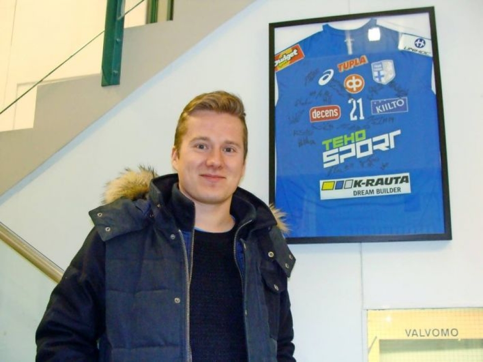 Maailmanmestari Tatu Väänäsen pelipaita nostettiin Enon liikuntahallin seinälle helmikuussa.