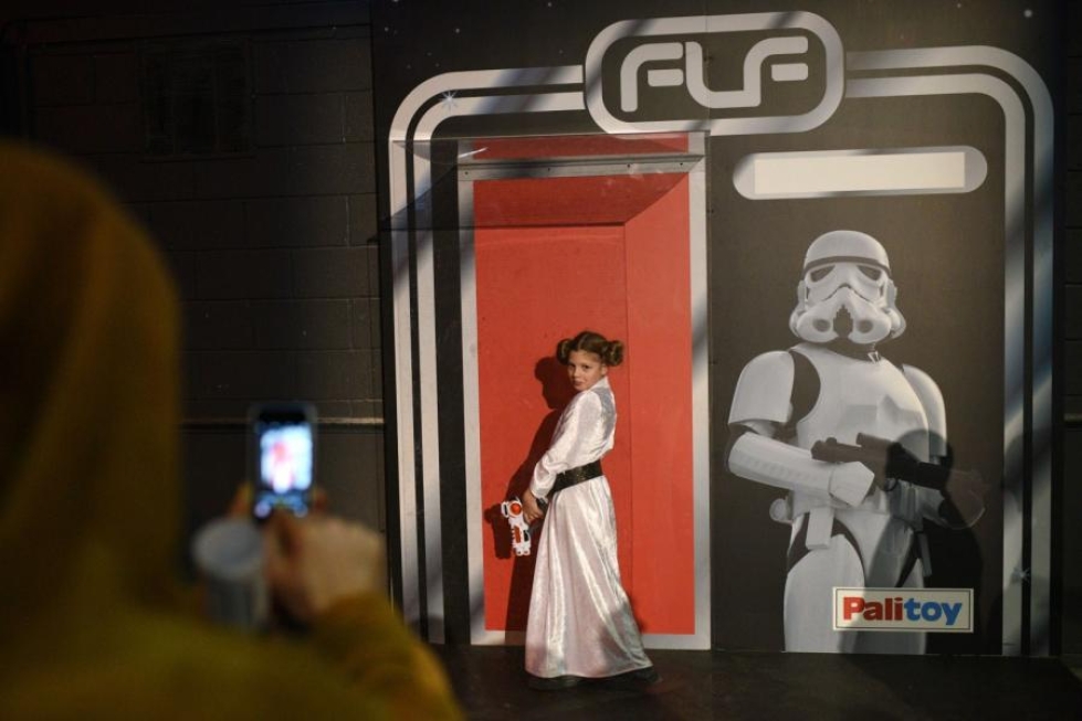 Carrie Fisherin näyttelemä prinsessa Leia on noussut populaarikulttuurin kulttihahmoksi. Kymmenvuotias Alisha pukeutui Leiaksi Tähtien sota -elokuvasarjan fanitapaamisessa Britannian Manchesterissa. LEHTIKUVA/AFP