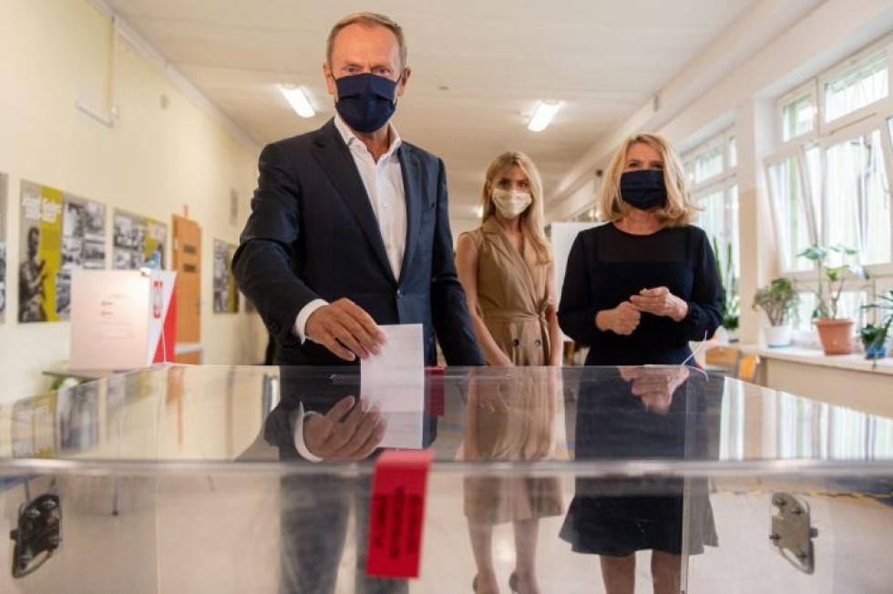 Äänensä Puolan presidentinvaaleissa antoivat myös Puolan entinen pääministeri, Eurooppa-neuvoston entinen puheenjohtaja Donald Tusk sekä hänen tyttärensä Katarzyna Tusk (keskellä) ja vaimonsa Malgorzata Tusk. Lehtikuva/AFP