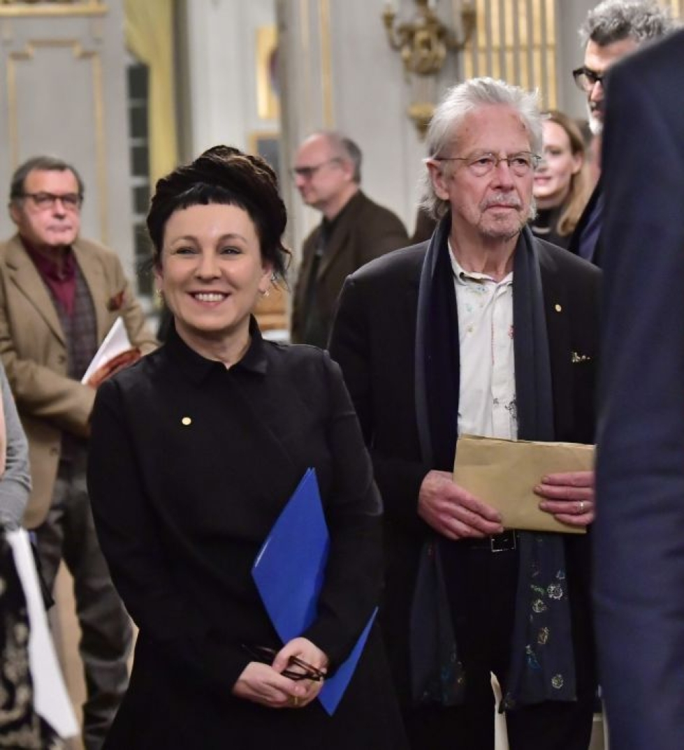 Itävaltalaisen kirjailijan Peter Handken palkitseminen Nobelin kirjallisuuspalkinnolla on herättänyt arvostelua hänen tuettuaan serbejä Jugoslavian hajoamissodissa. Vasemmalla vuoden 2018 kirjallisuuden Nobelin saanut Olga Tokarczuk. LEHTIKUVA/AFP