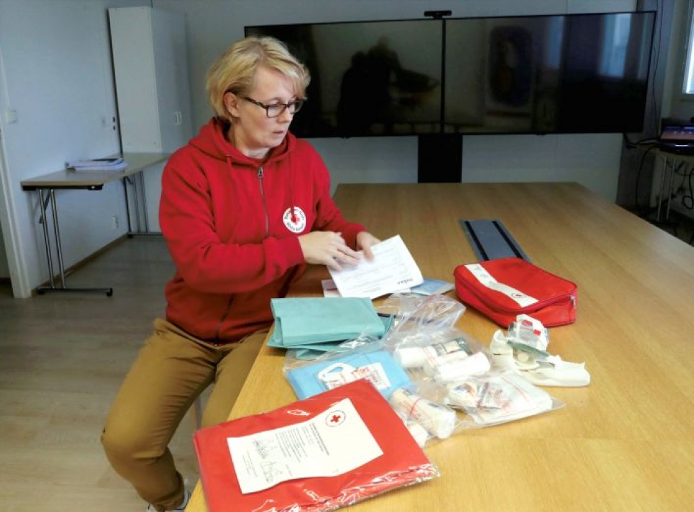 Suomen Punaisen Ristin Outokummun osaston varapuheenjohtaja ja ensiapukouluttaja Niina Pekkanen suosittelee ensiapulaukun sisältöön tutustumista jo ennen kuin haavereita tapahtuu.