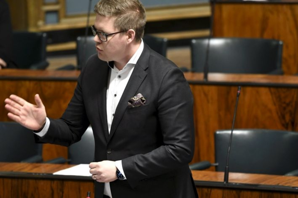 SDP:n eduskuntaryhmän puheenjohtaja Antti Lindtman antaa oppositiolle kiitosta siitä, että poikkeuksellisista pelisäännöistä pystyttin sopimaan. LEHTIKUVA / HEIKKI SAUKKOMAA