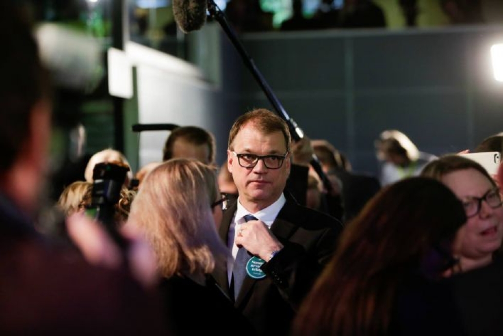 Puheenjohtaja Juha Sipilää ei yksikään piiripuheenjohtaja olisi äkkiseltään vaihtamassa, vaikka vaalitulos oli historiallisen huono.