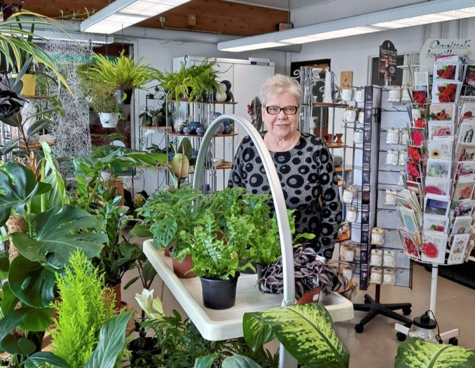 Juukalainen kukkakauppias Seija Löllö, 74, on jäämässä eläkkeelle pian. Hän toivoo, että Kujankukalle löytyisi jatkaja.