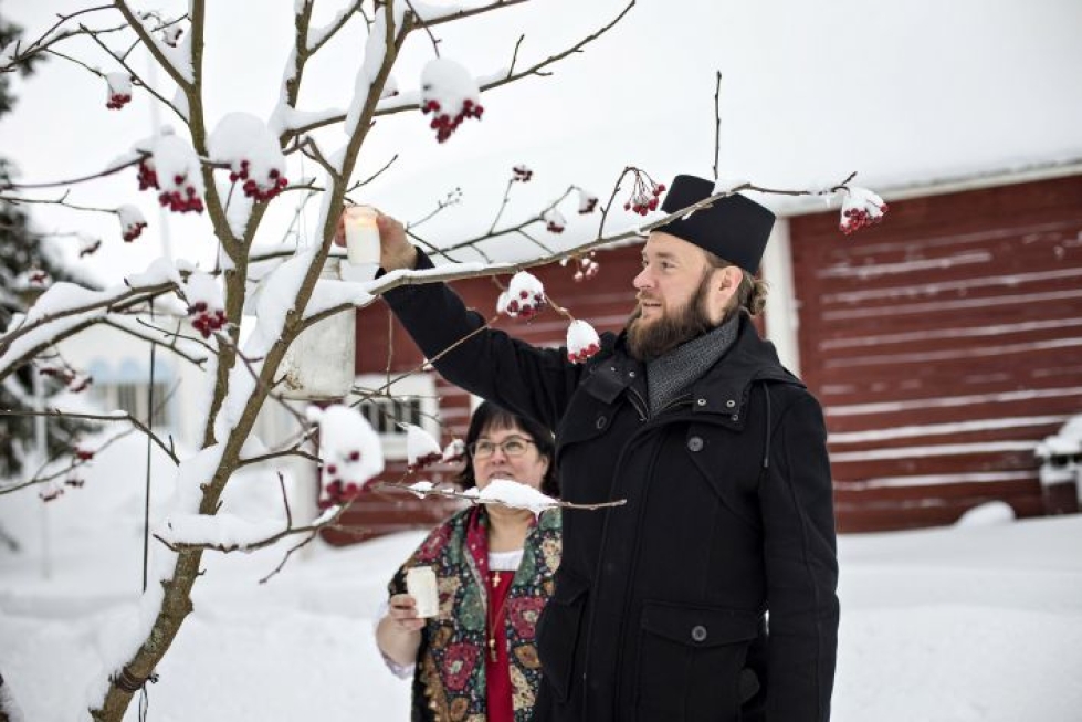 Isä Mikael ja talkoolaisena työskentelevä Soili Leino viettävät joulua Valamon luostarissa.