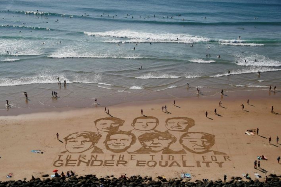 Ranskalainen itseoppinut taiteilija Sam Dougados ikuisti G7-maiden johtajat hiekkapiirrokseen rannalla Biarritzissa. LEHTIKUVA/AFP