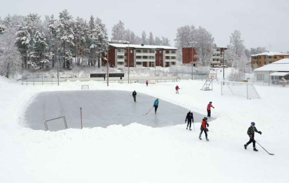 Heinäveden urheilupaikat keskittyvät mukavasti kaikki samalle alueelle. Talvisin yleisurheilukentällä on jää luistelijoita varten ja sen vieressä kaukalo jääkiekon harrastajille.
