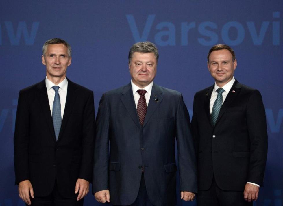 Nato-kokoukseen osallistuvat Naton pääsihteeri Jens Stoltenbergin (vasemmalla) ohella muun muassa Ukrainan presidentti Petro Poroshenko ja Puolan presidentti Andrzej Duda. Ohjelmassa on tänään Ukrainaa ja Afganistania koskevia kokouksia. LEHTIKUVA/AFP