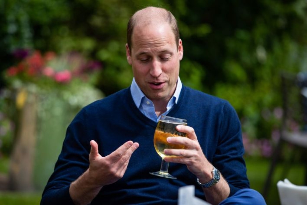 Britannian prinssi William tapasi The Rose and Crown -pubin väkeä perjantaina Snettishamissa. Pubit avautuvat Englannissa jälleen lauantaina. LEHTIKUVA / AFP