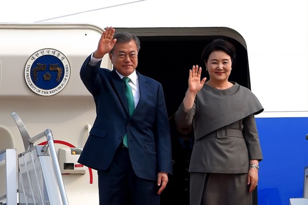 Etelä-Korean presidentti Moon Jae-in on saapunut valtiovierailulle Suomeen puolisonsa Kim Jung-sookin kanssa. Arkistokuva maaliskuulta.