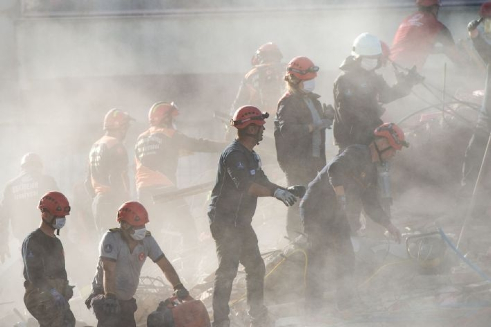 Elonjääneiden etsintää romahtaneen rakennuksen raunioista Turkin Izmirissä tänään. LEHTIKUVA/AFP