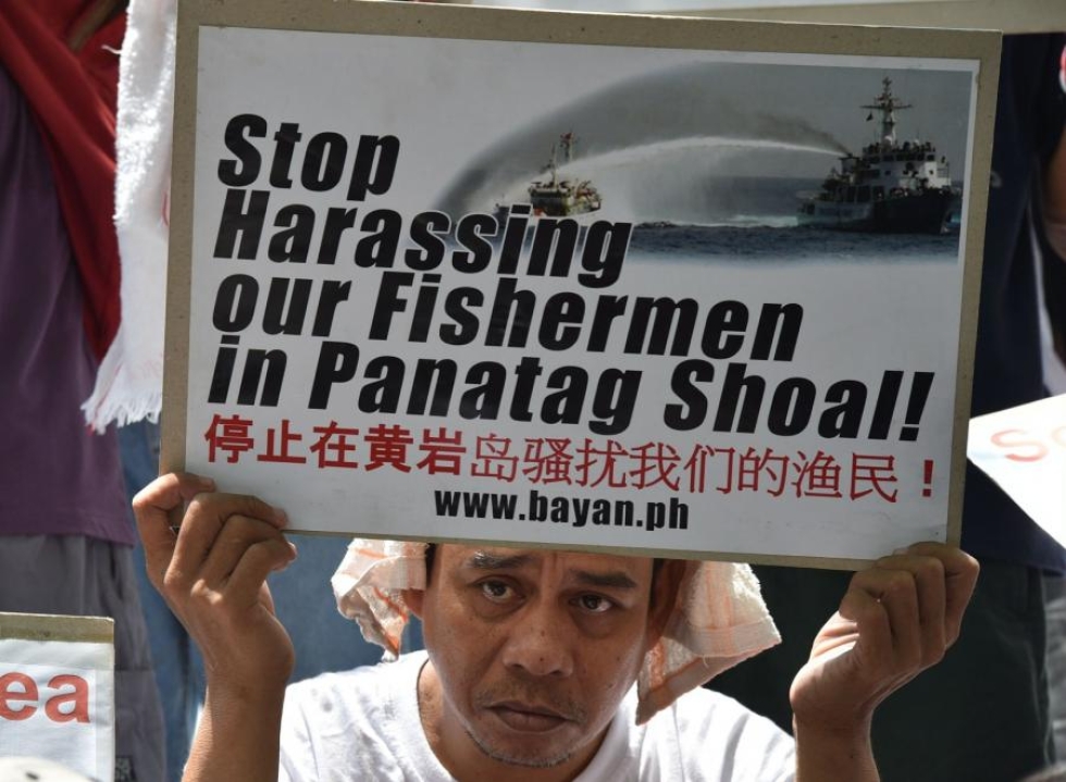 Filippiiniläiset osoittivat tänään mieltään Kiinan toimia vastaan Manilassa Kiinan konsulaatin edustalla. LEHTIKUVA/AFP