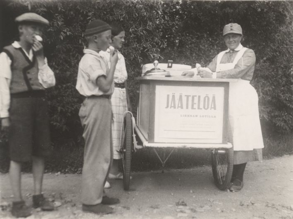 Lieksan Lottien jäätelökärry kesällä 1936. Kuva: Pielisen museo
