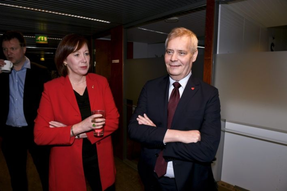 Sirpa Paatero ja Antti Rinne (oik.) tahdittivat SDP:n puoluevaltuuston kokousta. Lehtikuva / Martti Kainulainen
