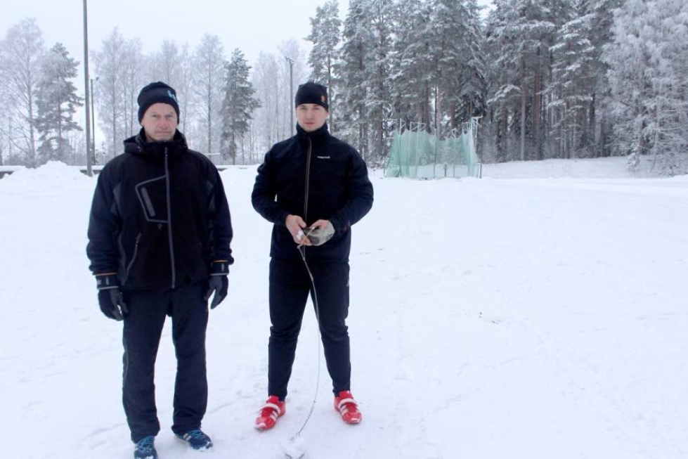 Isä Pentti Kokkonen on usein Markus Kokkosen apuna Vehkapuron heittopaikalla. Moukarit pomppivat kauas lumella.