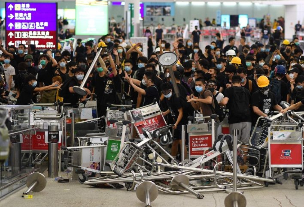 Hongkongin mielenosoitukset ovat vaikuttaneet merkittävästi myös lentoliikenteeseen. Tiistaina satoja lentoja jouduttiin perumaan, kun tuhannet mielenosoittajat tukkivat vilkkaan lentokentän.