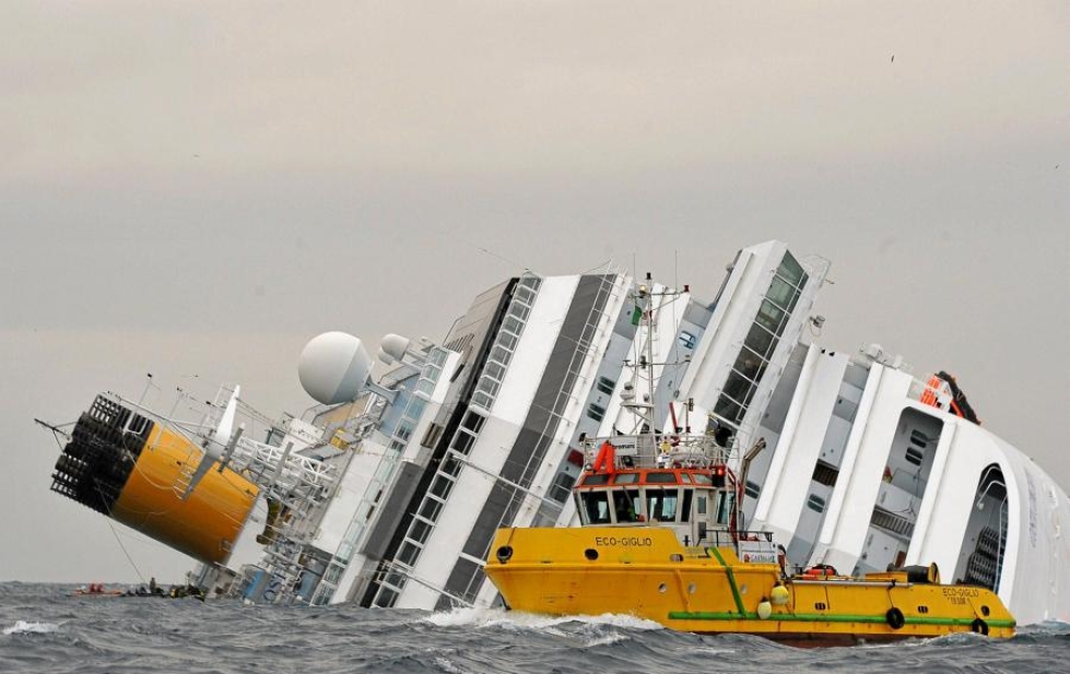 Costa Concordian pelätään luiskahtavan paikaltaan kallionkielekkeen päältä ja uppoavan kokonaan.