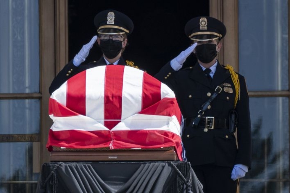Ginsburgin arkku oli esillä Yhdysvaltain kongressin rakennuksessa perjantaina pidetyssä muistotilaisuudessa. LEHTIKUVA / AFP
