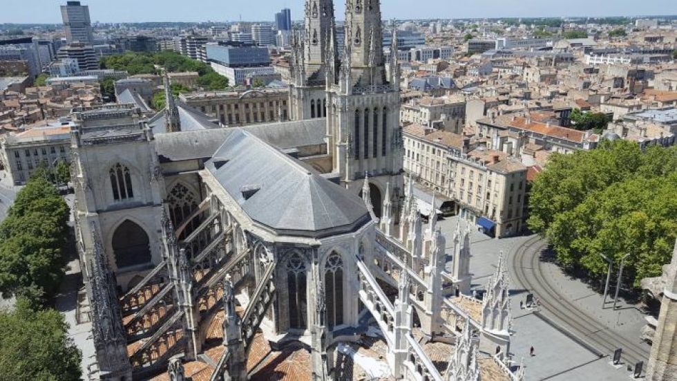 Bordeaux'n historiallista keskustaa ympäröivästä modernista kaupungista saa käsityksen St-Andrén kirkon tornista.