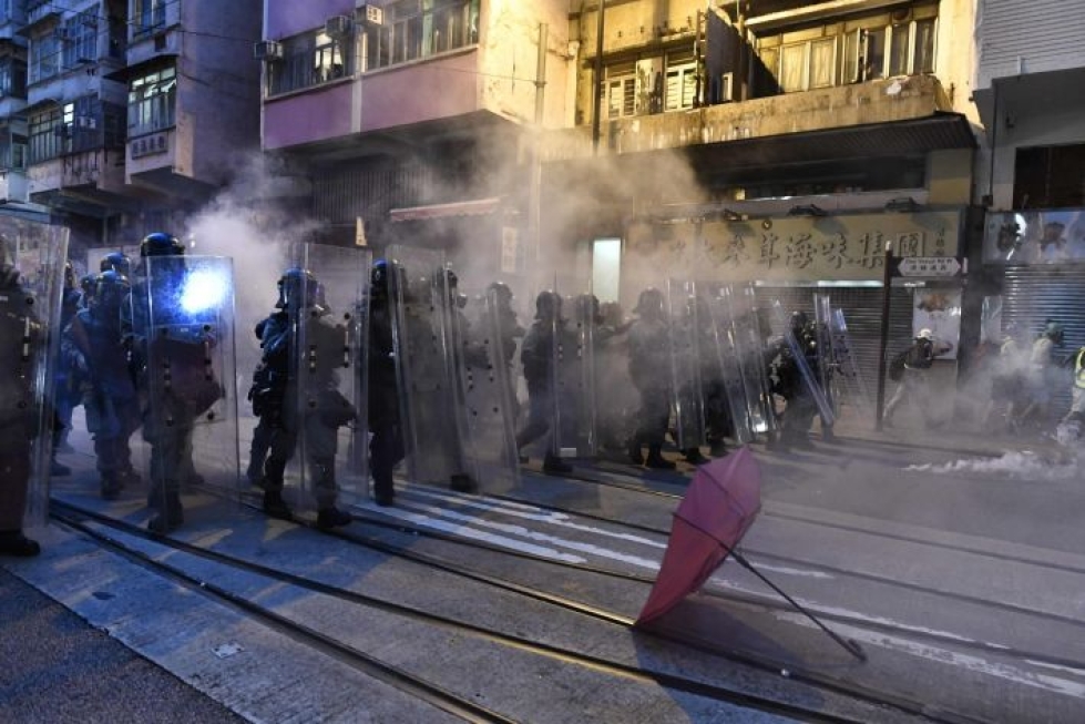 Poliisi on ampunut kyynelkaasua mielenosoittajia kohti Hongkongissa. LEHTIKUVA/AFP