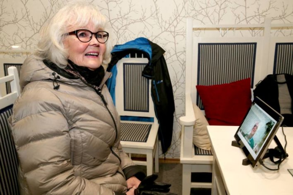 Kuvapuhelimessa sairaanhoitaja Hannu Väyrynen. Eeva Anttonen suhtautuu tekniikkaan ennakkoluulottomasti.
