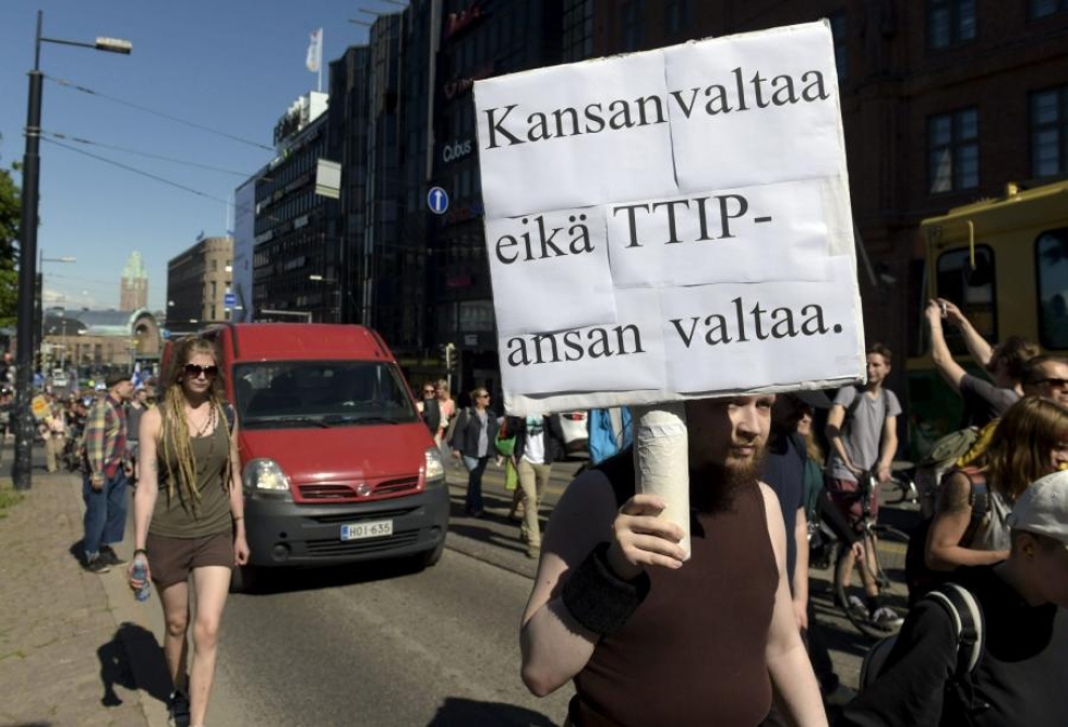 TTIP-sopimuksen vastustajat epäilevät, että haitat kuluttajansuojalle ja ympäristölle ovat hyötyjä merkittävämmät. LEHTIKUVA / Antti Aimo-Koivisto