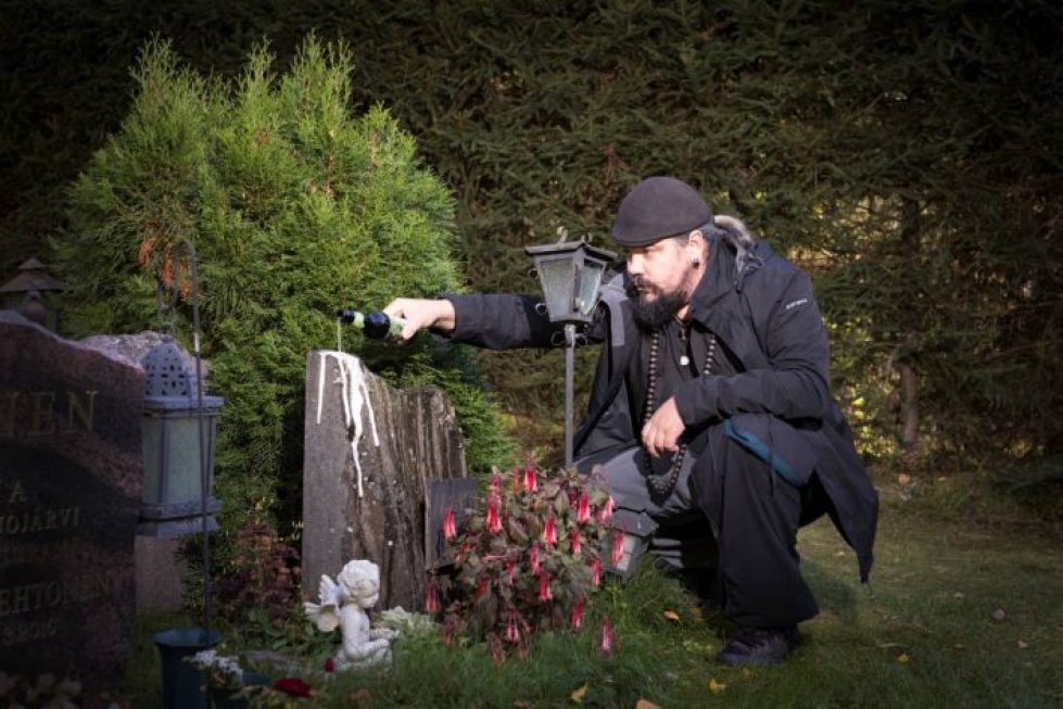 Tapaaminen Muuramen hautausmaalla haudalla. Mikko Kalliolalla on tapana käydä tarjoamassa pikkuveljelleen silloin tällöin oluthörpyt.