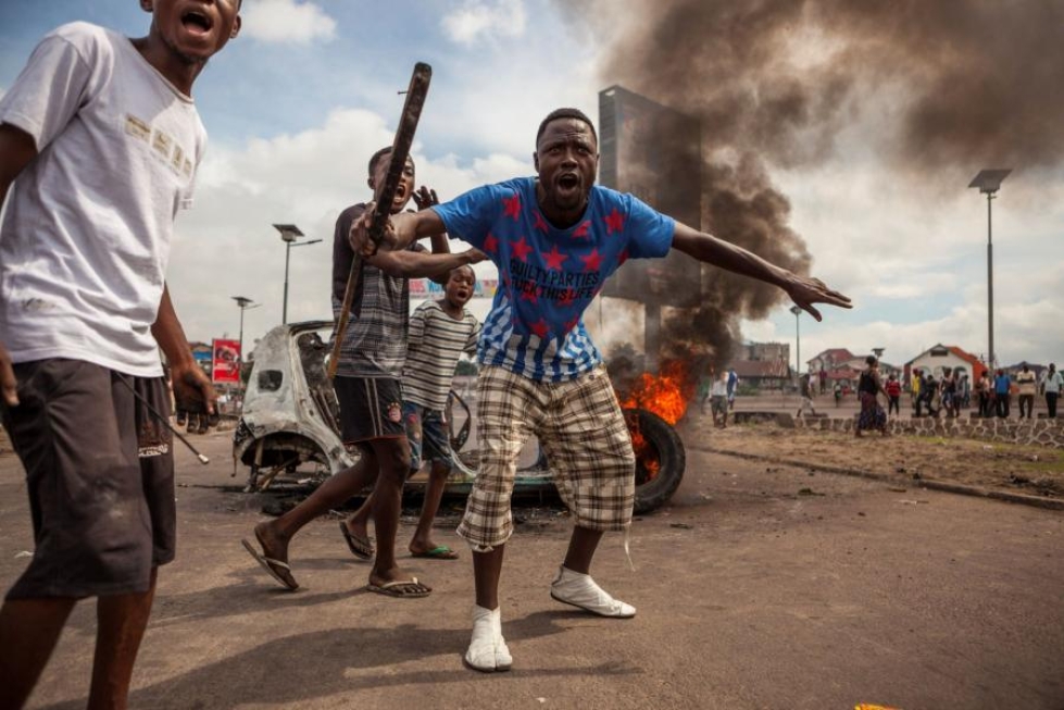 Mielenosoittajat kerääntyivät eilen Kongon demokraattisessa tasavallassa Kinshasassa vastustamaan presidentti Joseph Kabilaa, jota oppositio syyttää presidentinvaalien viivyttämisestä ja valtaan tarrautumisesta. LEHTIKUVA/AFP