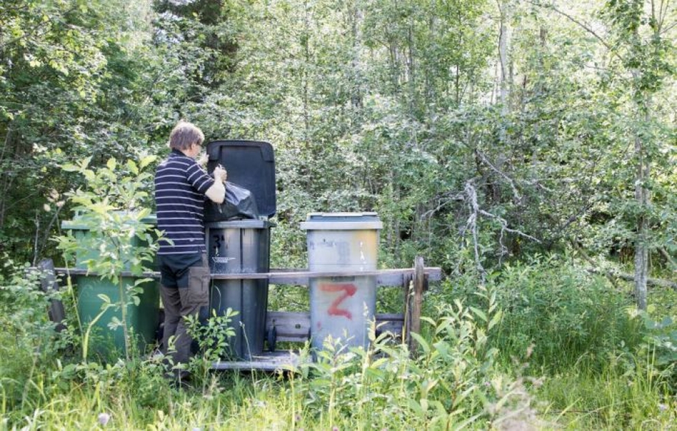 Arvo Ohtonen vie poltettavat jätteet mökiltään Puhas Oy:n jätepisteeseen.