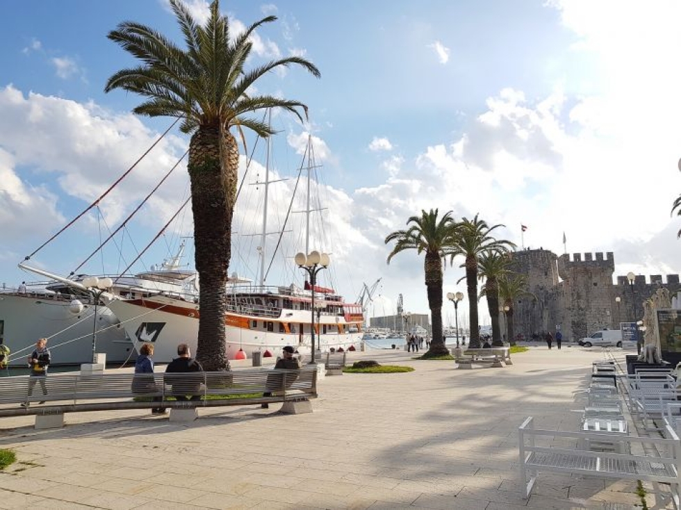 Trogirin vanhan kaupungin pääkatu eli Waterfront promenade on näyttävä näky uutta ja vanhaa.