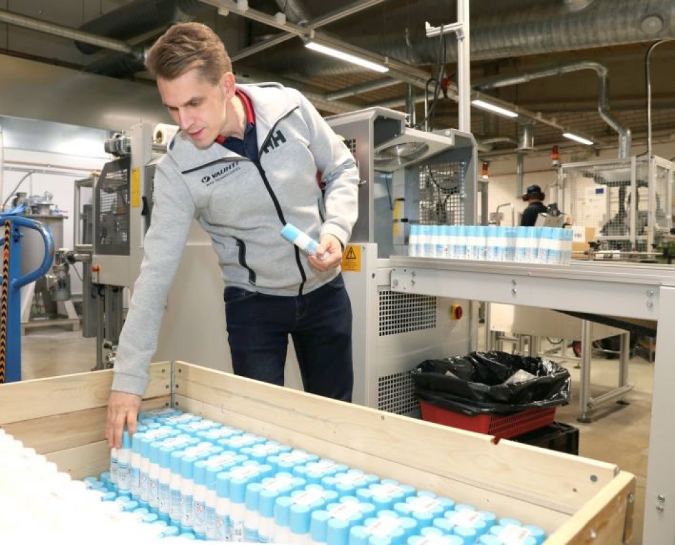 Toimitusjohtaja ja tohtori Esa Puukilainen on kehittänyt tukun fluoria korvaavia tuotteita. Tällä hetkellä niitä on Vauhdin valikoimissa 25 kappaletta.