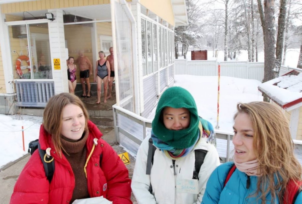 Vaihto-opiskelijat Malin Almgren, Raquel Minako ja Helena Wikner kävivät kokeilemassa avantouintia lauantaina Joensuun Vehkalahdessa.