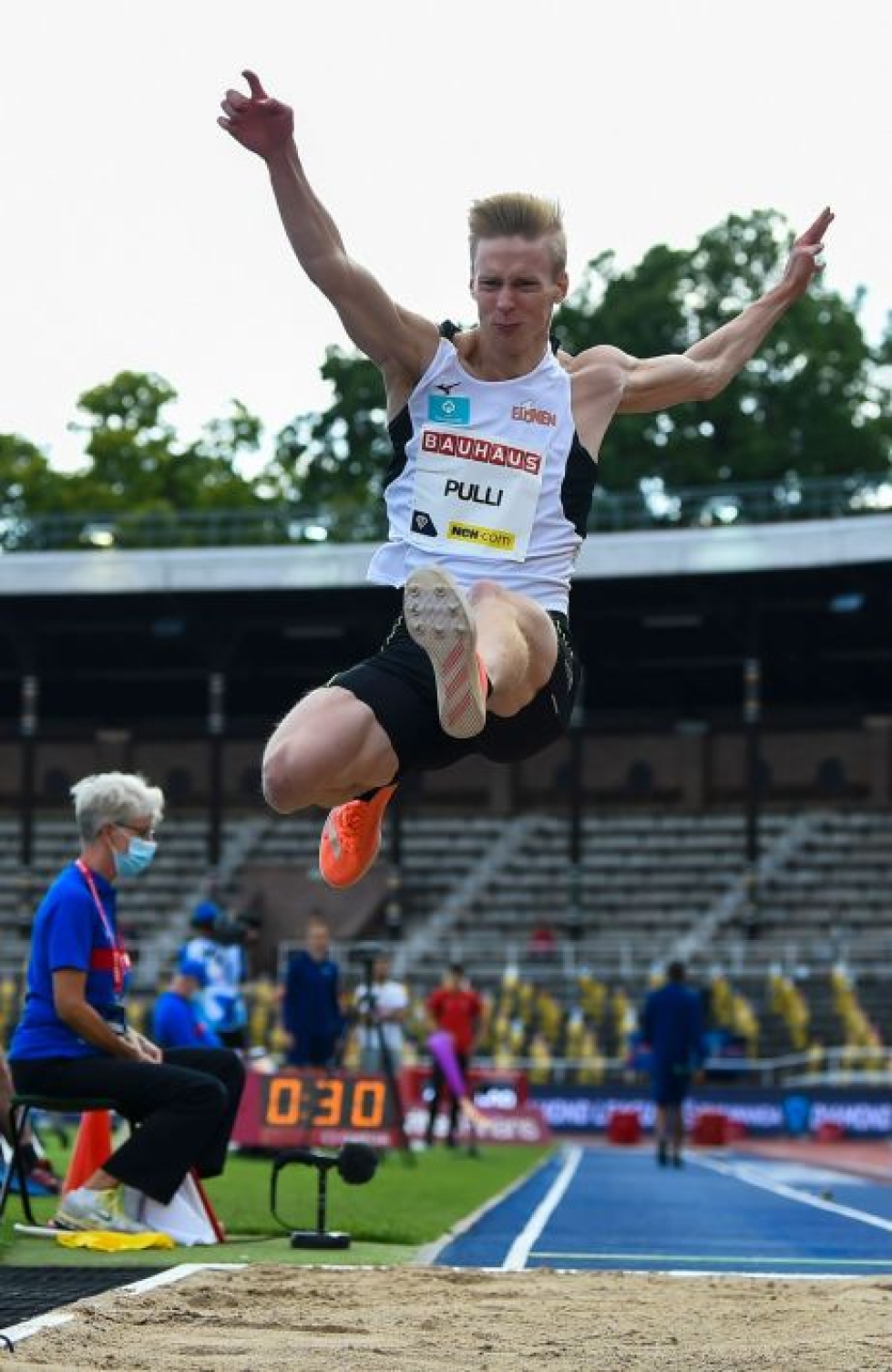 Pituushyppääjä Kristian Pulli kilpailemassa Tukholmassa 23. elokuuta. Lehtikuva/AFP