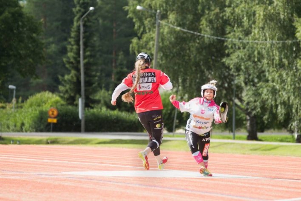ViU:n Kaisa Räsänen (oik.) ja JoMan Ella Vasarainen kohtasivat naisten suomensarjan paikalliskamppailussa lauantaina.