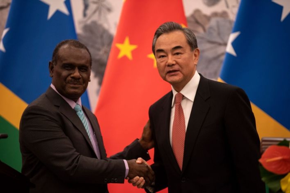 Kiinan ulkoministeri Wang Yi (oik) sanoi salomonsaarelaisen kollegansa Jeremiah Manelen rinnalla, että maat odottavat nopeaa kehitystä kahdenvälisissä suhteissaan. Kuva: Lehtikuva/AFP