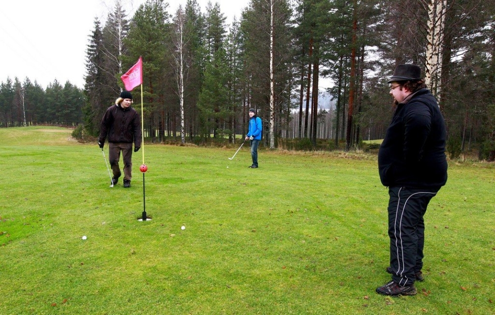 Golfin pelaaminen onnistuu vielä Kontiolahdessa. Kuvassa vas. Tomi Martikainen, Tero Hyvärinen ja Joni Martiskainen.